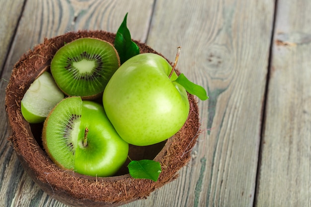 grüner Apfel auf hölzernen Hintergrund