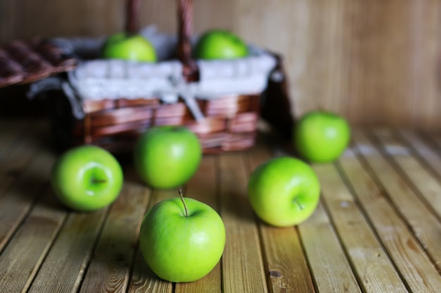 Grüner Apfel in einem Korb