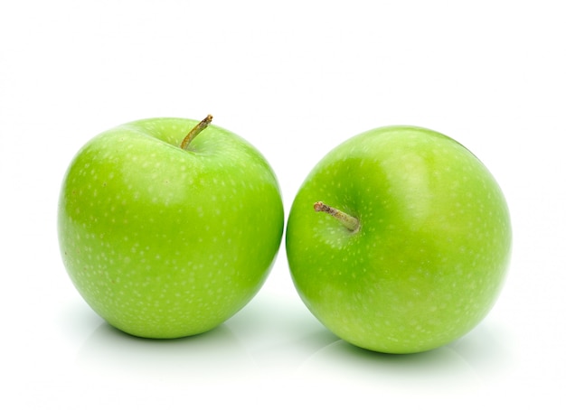 Grüner Apfel isoliert auf Weiß