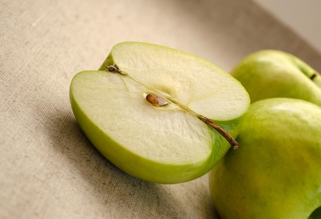 Grüner Apfel lokalisiert auf weißem Hintergrundausschnitt.