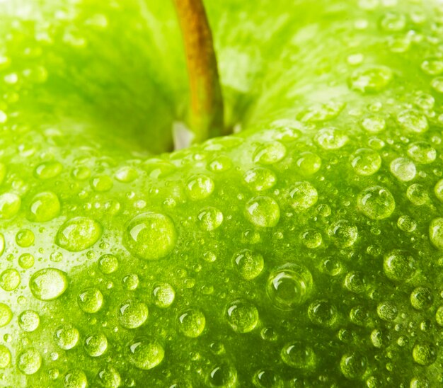 Grüner Apfel mit Wassertropfen. selektiver Fokus