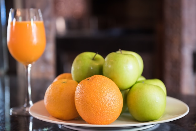 Grüner Apfel, orange im weißen Schlag.