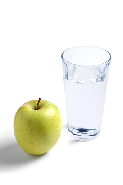 Grüner Apfel und ein Glas Wasser