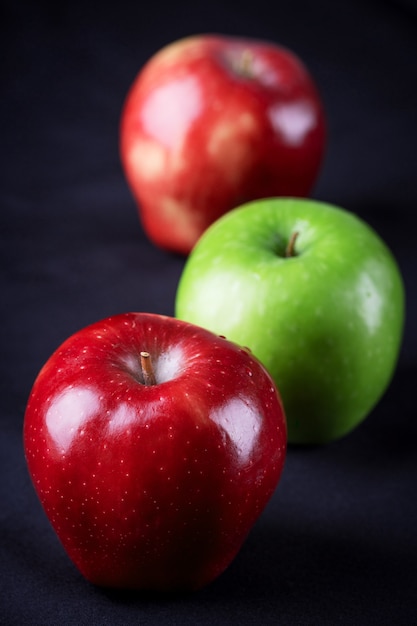 Grüner Apfel und roter Apfel.