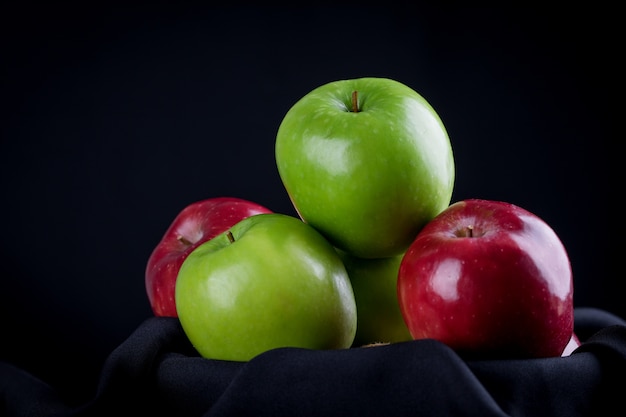 Grüner Apfel und roter Apfel.