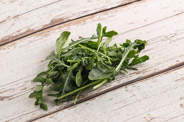 Foto grüner arugula-hügel im hintergrund