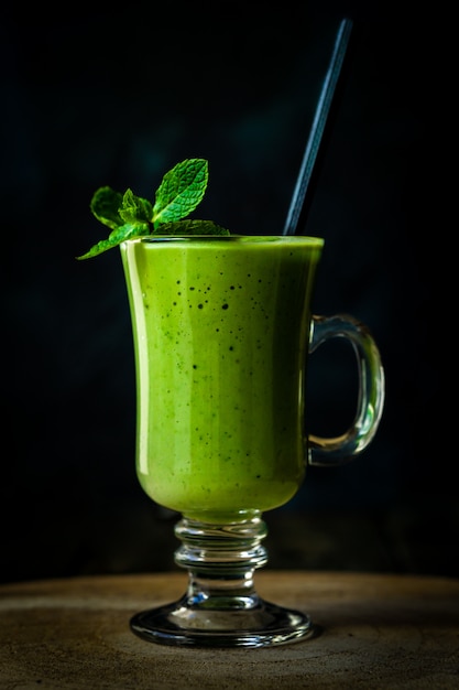 Grüner Avocado-Milchshake. Köstlicher und gesunder Smoothie