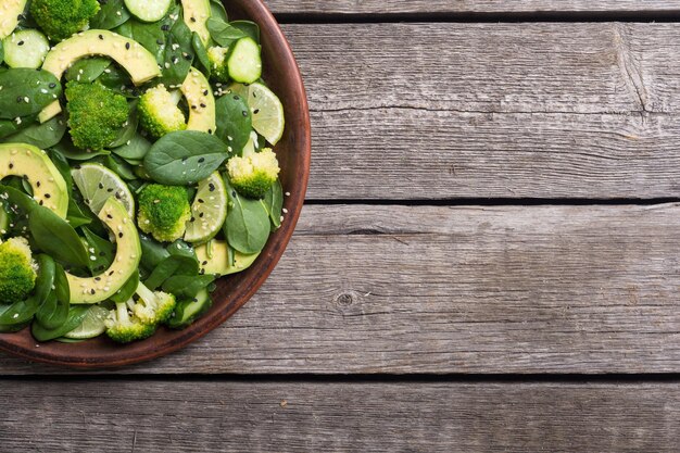 Grüner Babyspinatsalat mit Avocado, Brokkoli, Gurke, Limette und Sesam. Gesundes, veganes Detox-Essen