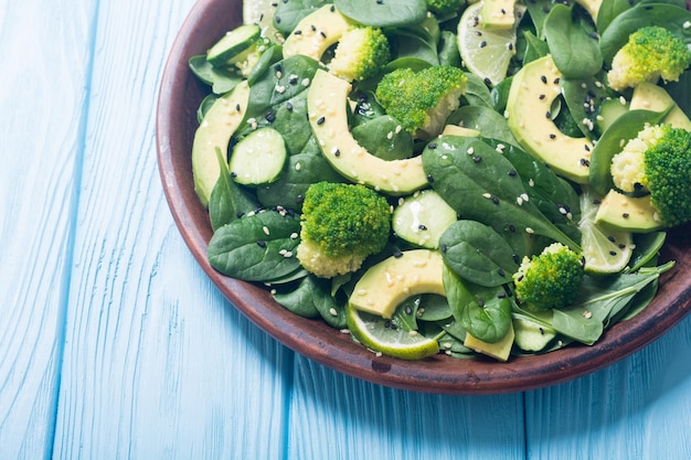 Grüner Babyspinatsalat mit Avocado, Brokkoli, Gurke, Limette und Sesam. Gesundes, veganes Detox-Essen