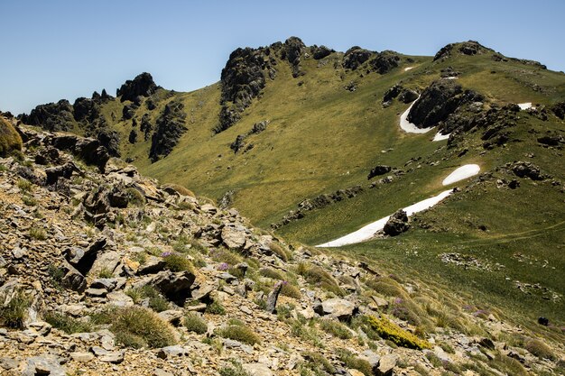 Grüner Berg in Armenien unter abstraktem Himmel