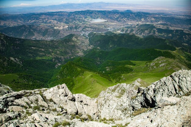 Foto grüner berg in armenien unter abstraktem himmel