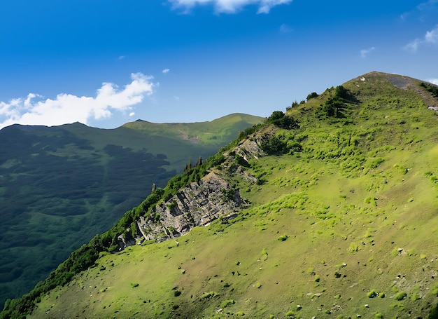 Grüner Berggipfelhang, heller Himmel