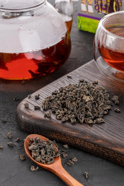 Foto grüner chinesischer tieguanyin oolong-tee heißer grüner tee in einer teekanne