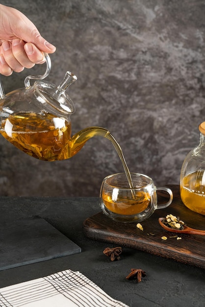 Foto grüner chinesischer tieguanyin oolong-tee heißer grüner tee in einer teekanne