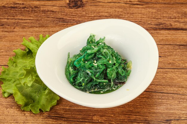 Grüner Chuka-Algen-Salat isoliert auf weißem Hintergrund Draufsicht Wakame Sea Kelp Salat