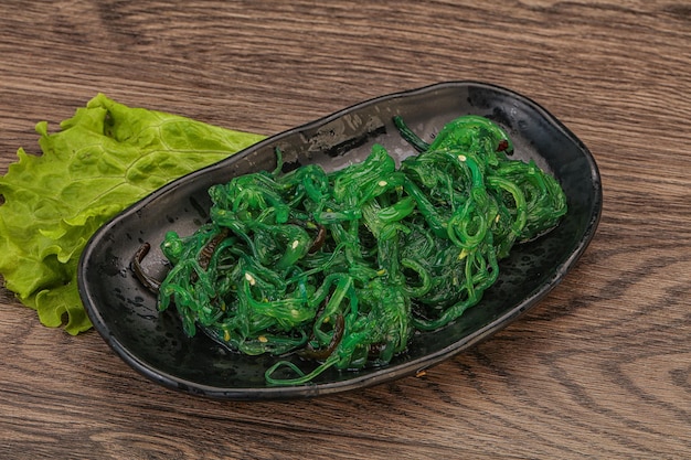 Grüner Chuka-Algen-Salat isoliert auf weißem Hintergrund Draufsicht Wakame Sea Kelp Salat