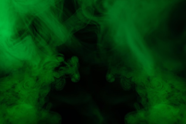 Grüner Dampf auf schwarzem Hintergrund Platz kopieren