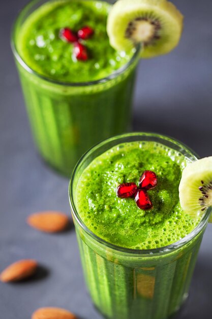 Grüner Detox-Smoothie aus nächster Nähe