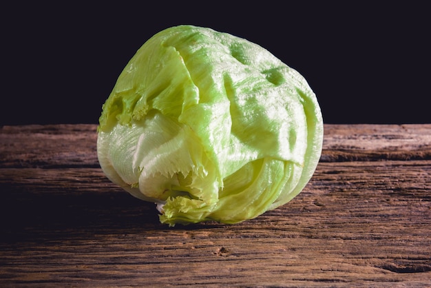 Grüner Eisbergsalat auf Holztisch