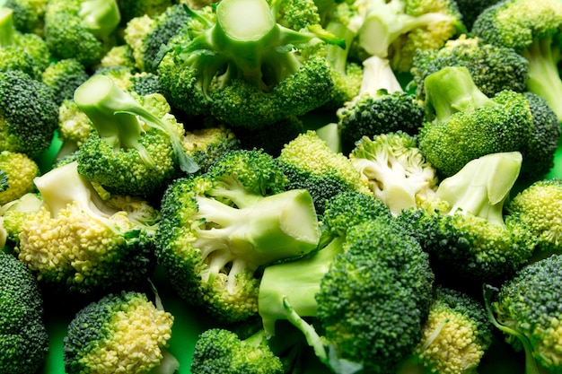 Foto grüner frischer brokkoli hintergrund hautnah auf farbigem tisch gemüse für ernährung und gesunde ernährung bio-lebensmittel