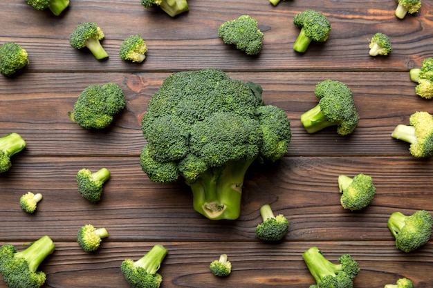Grüner frischer Brokkoli Hintergrund hautnah auf farbigem Tisch Gemüse für Ernährung und gesunde Ernährung Bio-Lebensmittel
