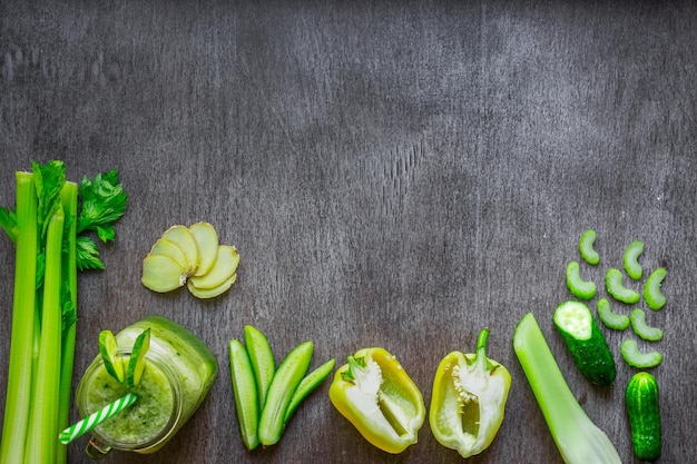 Grüner Gemüse-Smoothie mit Sellerie, Ingwer und Gurke