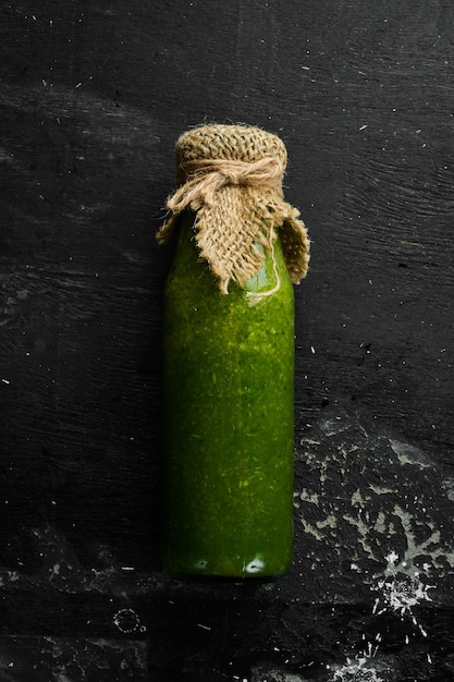 Grüner Gemüse- und Obst-Smoothie mit Kiwi-Spinat-Apfel und Sellerie in einer Flasche Veganes Essen Freier Platz für Text