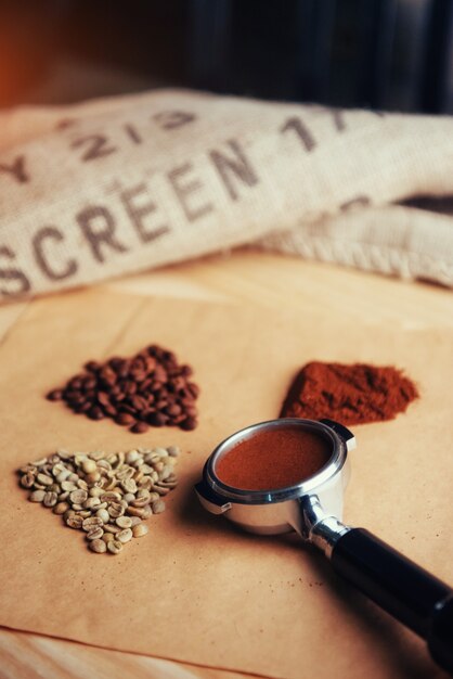 Foto grüner, gerösteter, gemahlener instantkaffee.
