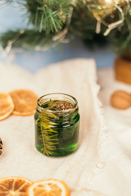 Grüner Honig mit Tannennadeln in einem Glas