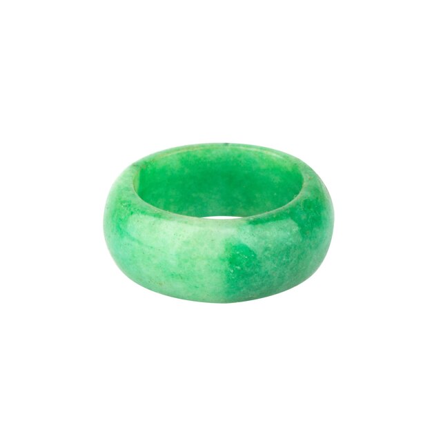 grüner Jade-Ring, isoliert auf weißem Hintergrund