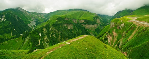 Grüner Kaukasus Panorama bewölkte Landschaft in Georgien natürlichen Hintergrund