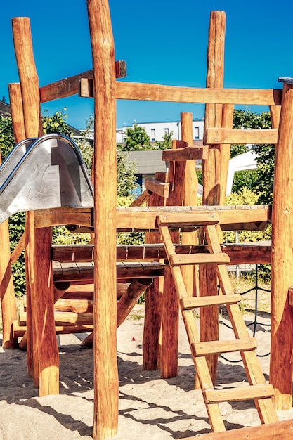 Grüner Kinderschlittschuh aus Naturholz