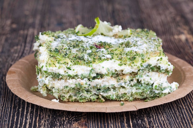 Grüner Kuchen mit Sahne und Limette