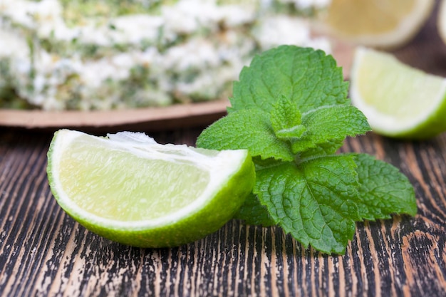 Grüner Kuchen mit Sahne und Limette