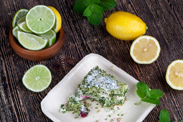 Grüner Kuchen mit Sahne und Limette