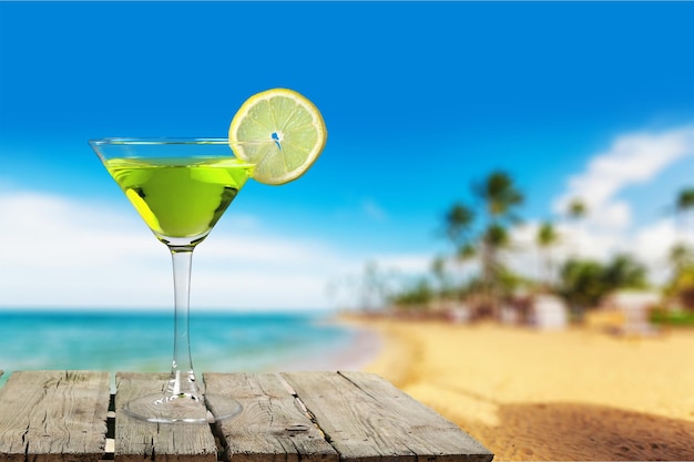 Foto grüner martini-cocktail im glas auf unscharfem hintergrund