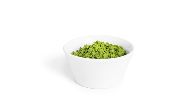 Grüner Matcha-Pulvertee isoliert.