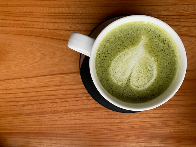 Grüner Matcha-Tee mit Latte-Art