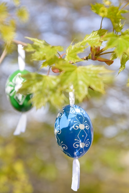 Grüner Ostern-Hintergrund mit blauem hölzernem Ei