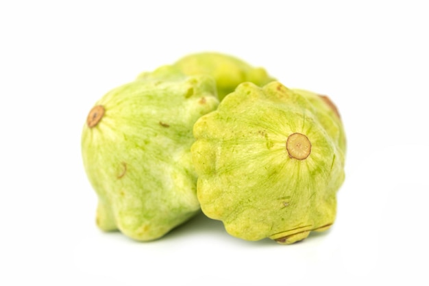 Grüner Pattypan-Kürbis (Pastetchenpfanne) getrennt auf dem weißen Hintergrund