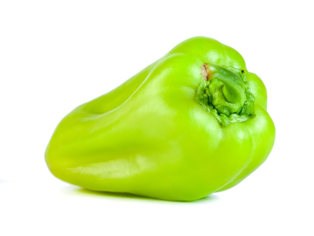 Grüner Pfeffer isoliert auf weißem, frischem Gemüse