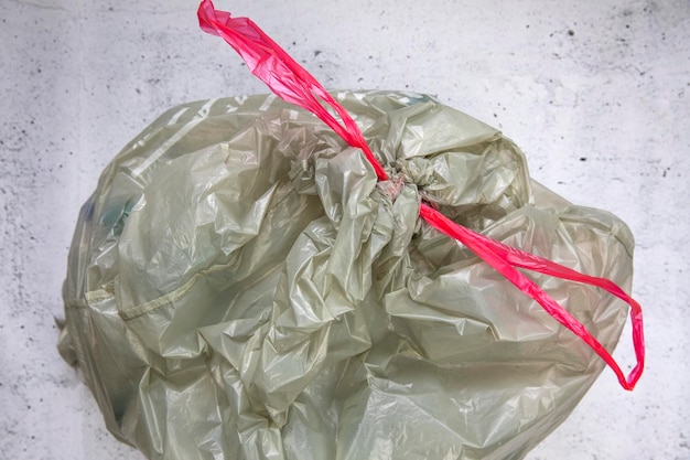 Grüner Plastikmüllbeutel für Plastikabfälle, die bereit sind, die Abfallwirtschaft zu recyceln, Draufsicht