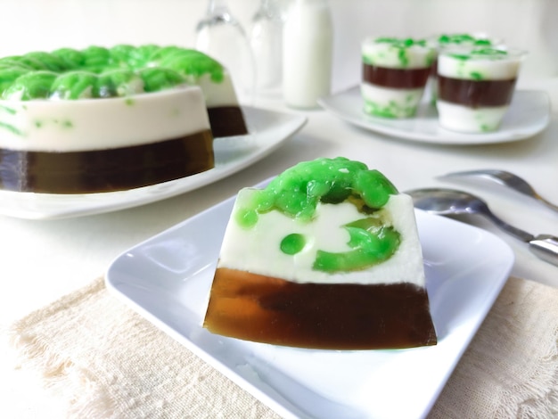 Grüner Pudding aus Kokosnuss- und Pandanblättern, serviert auf einem Teller