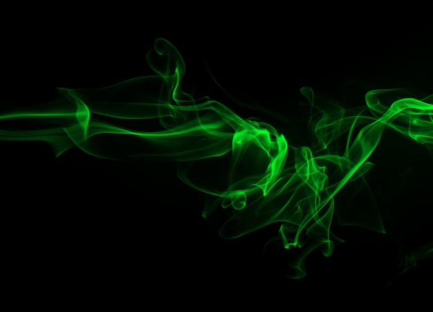 Grüner Rauch auf schwarzem Hintergrund- und Dunkelheitskonzept