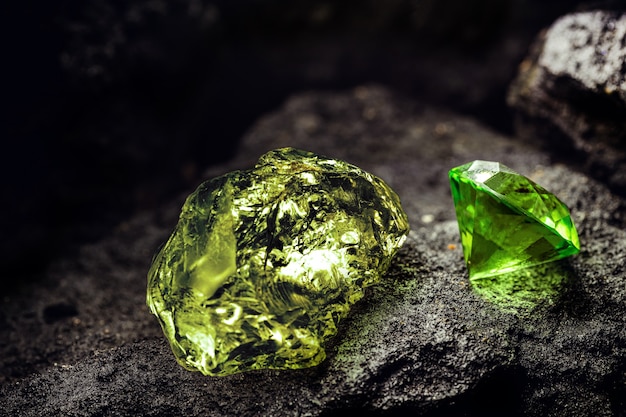 Grüner Rohdiamant und Grünschliffdiamant im Kohlebergwerk, Bergbaukonzept und seltener Edelstein