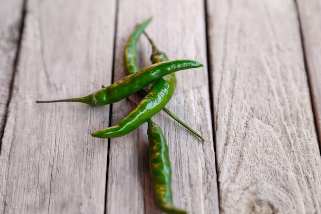 Grüner roher Chili auf Holzoberfläche