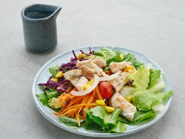 Grüner Salat aus grünen Blättern mischen Gemüse und Brathähnchen Ausgewählte Schwerpunkte