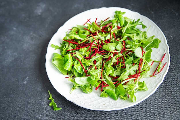 grüner salat blätter mischung rote bete mungobohne blätter kresse salat frisch gesund mahlzeit lebensmittel snack diät