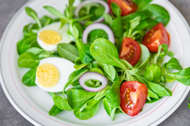 grüner salat ei, gemüse tomate, zwiebel, blätter salat mischen frische gesunde mahlzeit essen snack