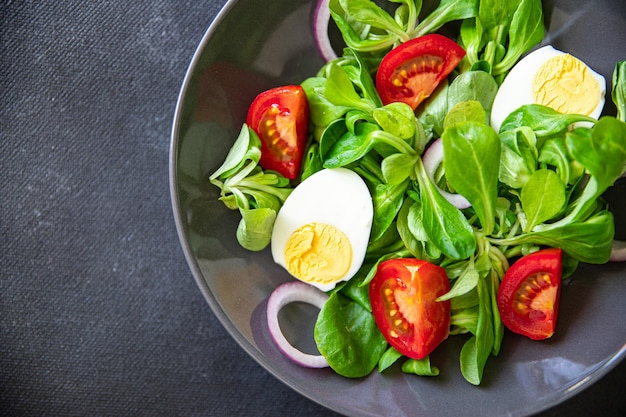 grüner salat ei, gemüse tomate, zwiebel, blätter salat mischen frische gesunde mahlzeit essen snack